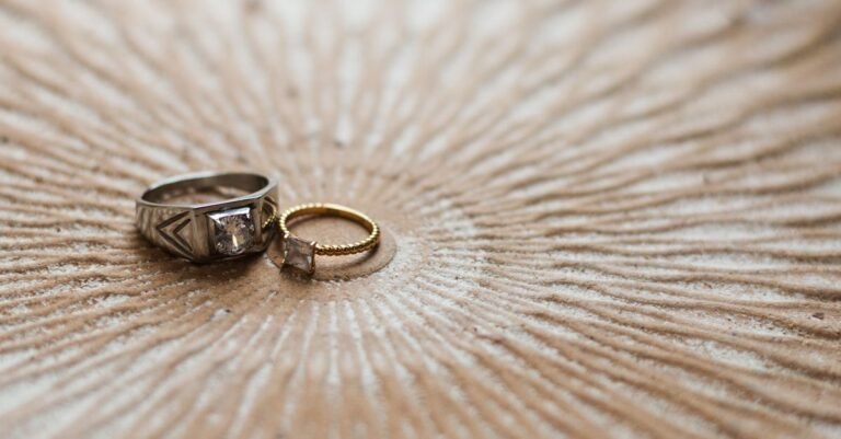Alianças de casamento em close sobre superfície texturizada