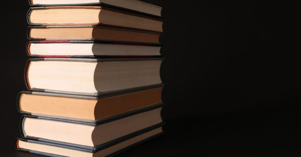 Pilha de livros de estudo, preparação para o concurso da Receita Federal