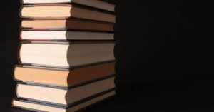 Pilha de livros de estudo, preparação para o concurso da Receita Federal