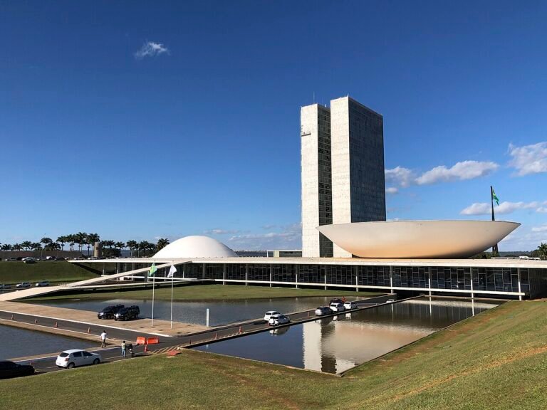 Fachada do Congresso Nacional em Brasília, com as cúpulas do Senado e da Câmara e o espelho d'água