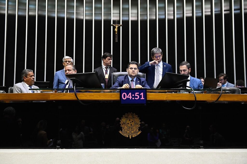 Mesa diretora durante sessão conjunta do Congresso Nacional, com o brasão da República ao centro