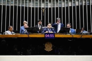 Mesa diretora durante sessão conjunta do Congresso Nacional, com o brasão da República ao centro