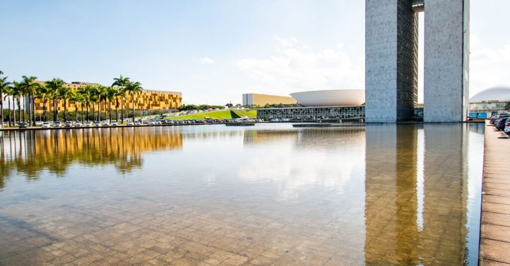 Congresso Nacional em Brasilia com espelho d'agua em primeiro plano