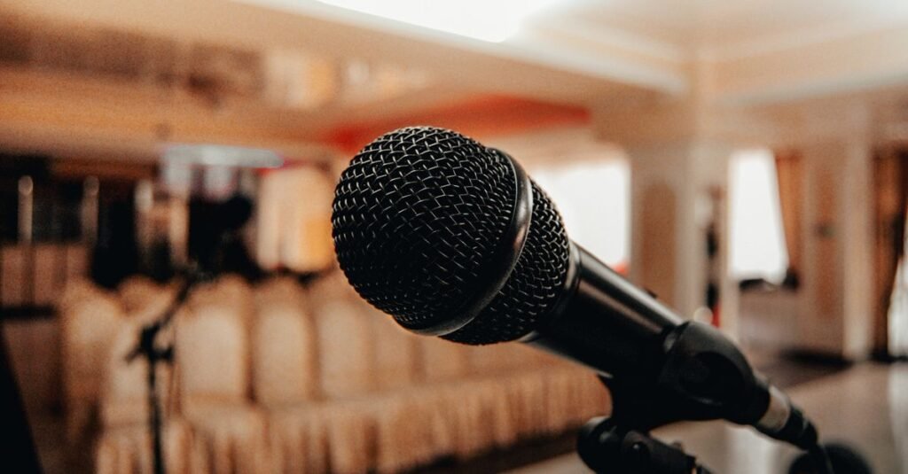 Microfone em primeiro plano em sala de reuniões e eventos