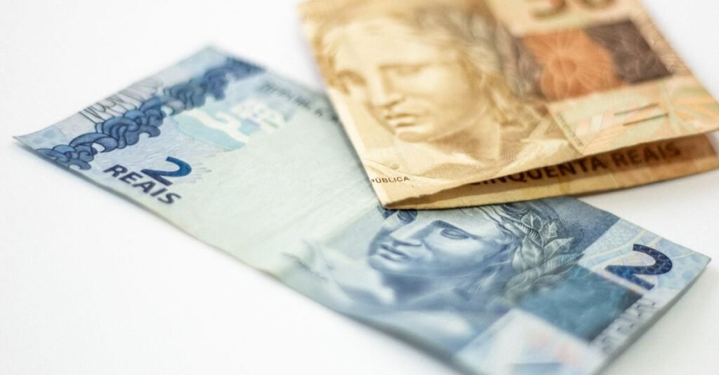 Cédulas de 2 e 50 reais sobre superfície branca