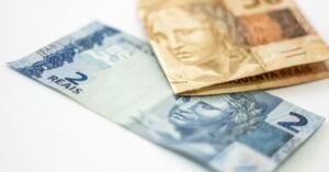 Cédulas de 2 e 50 reais sobre superfície branca