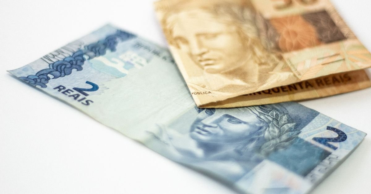 Cédulas de 2 e 50 reais sobre superfície branca