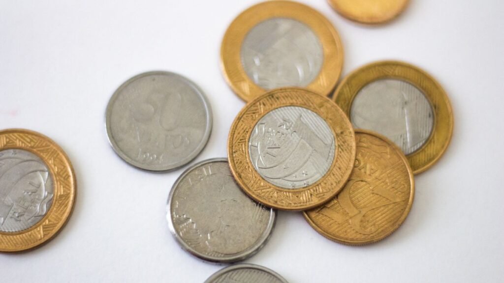 Moedas de real brasileiro em close