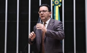 O relator do projeto, deputado Júnior Ferrari, durante sessão na Câmara dos Deputados