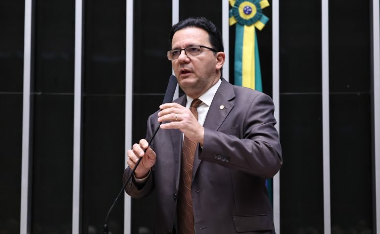 O relator do projeto, deputado Júnior Ferrari, durante sessão na Câmara dos Deputados