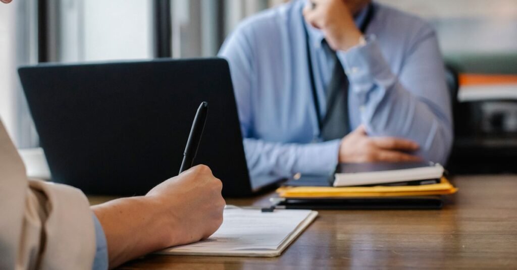 Candidata preenche formulário durante entrevista de emprego em escritório