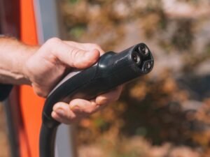 DF coloca 18 ônibus 100% elétricos nas ruas e chega a 30 veículos sem diesel