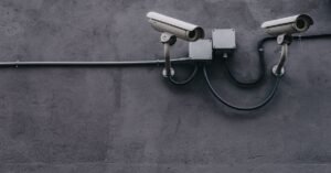 Duas câmeras de segurança instaladas em parede de concreto