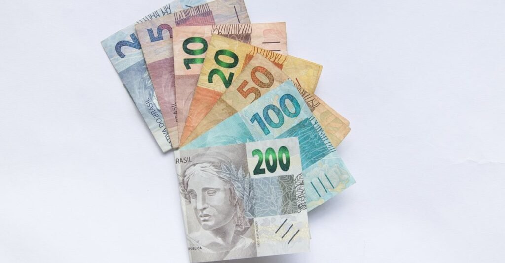 Leque de cédulas de real de vários valores, em referência ao dinheiro esquecido no Banco Central
