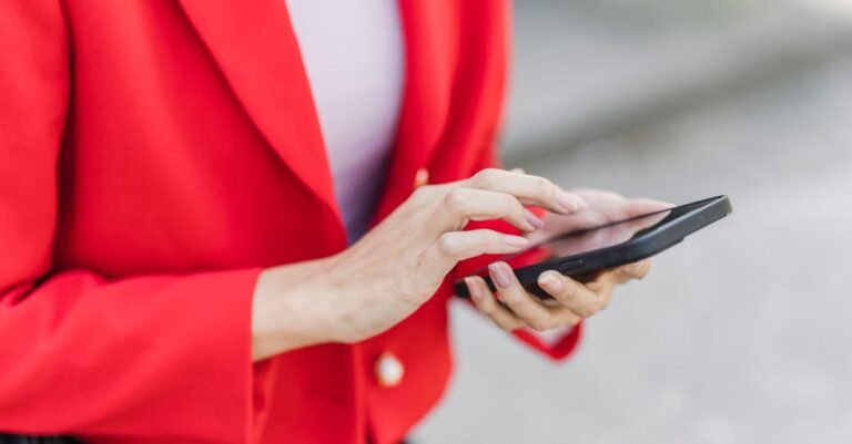 Mulher usa smartphone para acessar informacao de servico