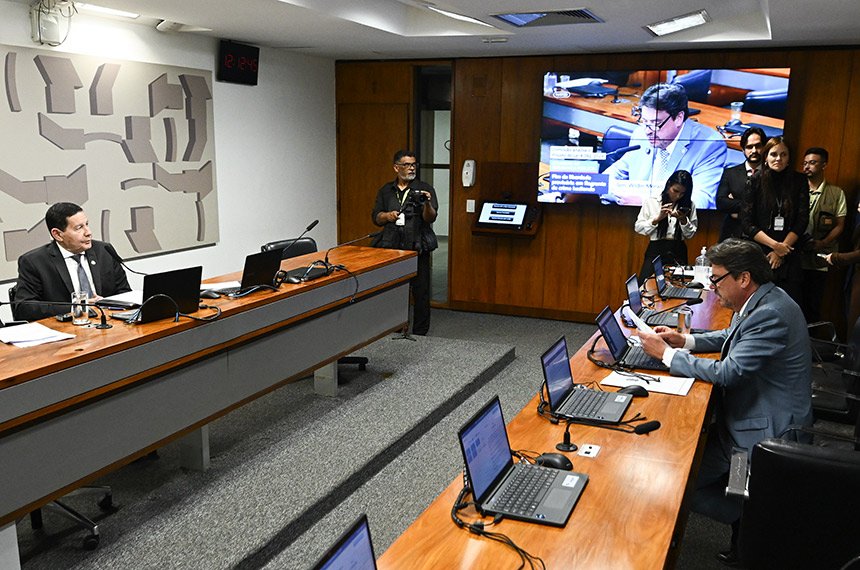 Reunião da Comissão de Segurança Pública do Senado, com o senador Hamilton Mourão à mesa e o relator Wilder Morais em pronunciamento