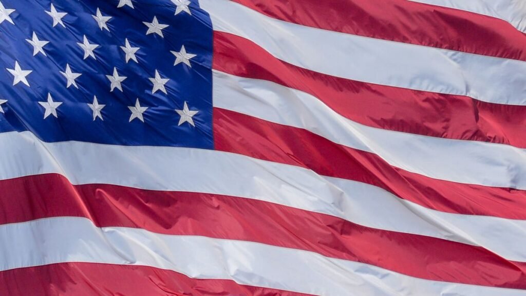 Bandeira dos Estados Unidos tremulando ao vento