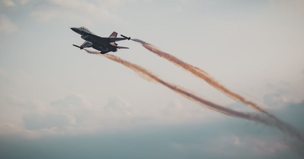 Caça militar em voo entre nuvens durante operação aérea