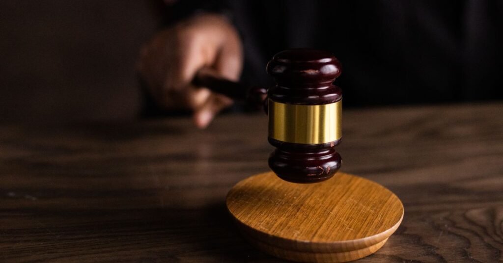 Martelo de madeira de juiz sobre mesa em tribunal