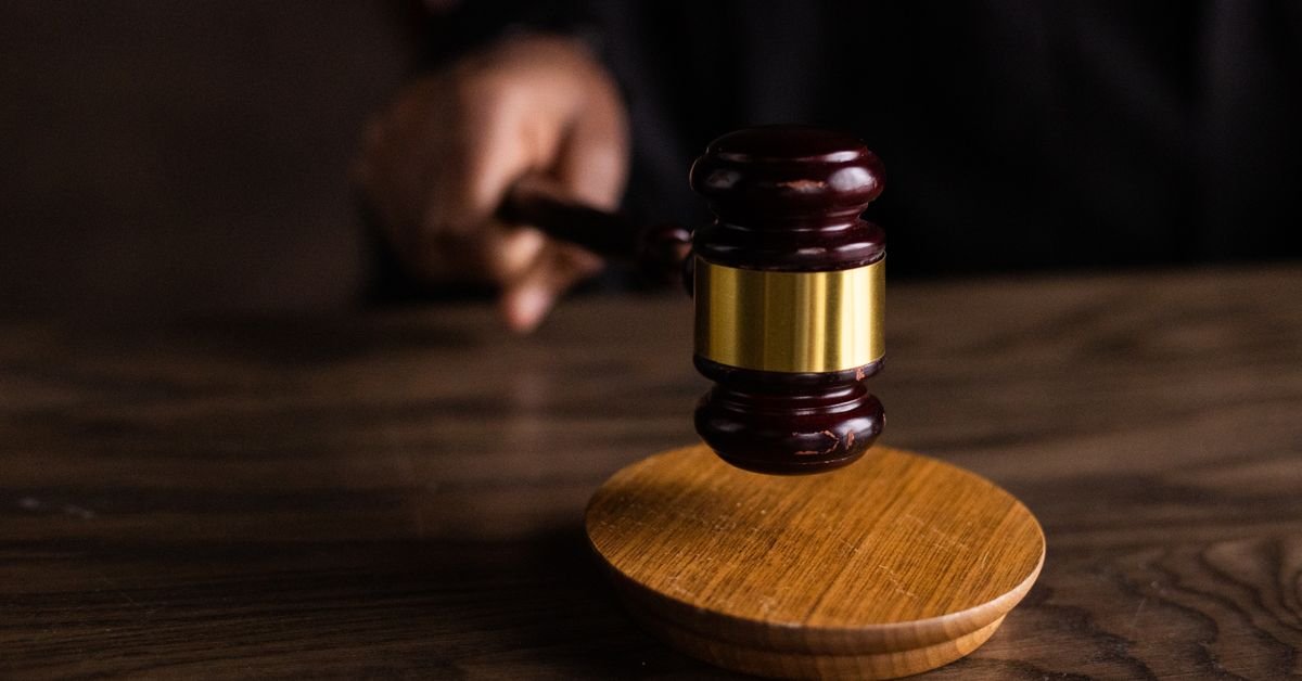Martelo de madeira de juiz sobre mesa em tribunal