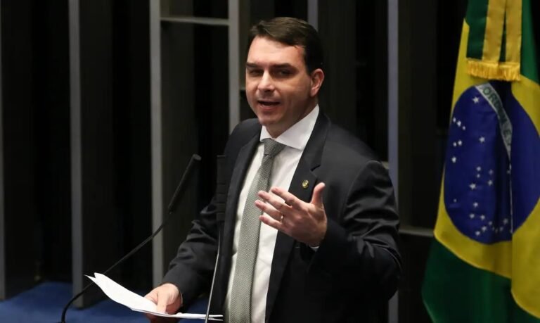 Flávio Bolsonaro discursa na tribuna do Senado, com bandeira do Brasil ao fundo