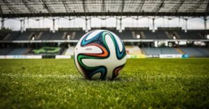 Bola de futebol no gramado de um estádio vazio, em referência à semifinal da Copa do Mundo de 2026