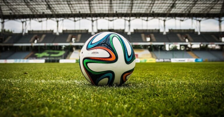 Bola de futebol no gramado de um estádio vazio, em referência à semifinal da Copa do Mundo de 2026