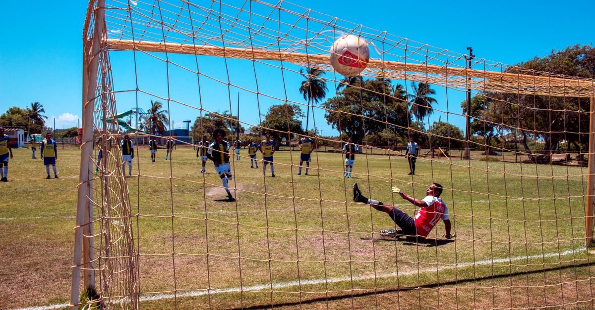 Cobrança de pênalti em partida de futebol de campo