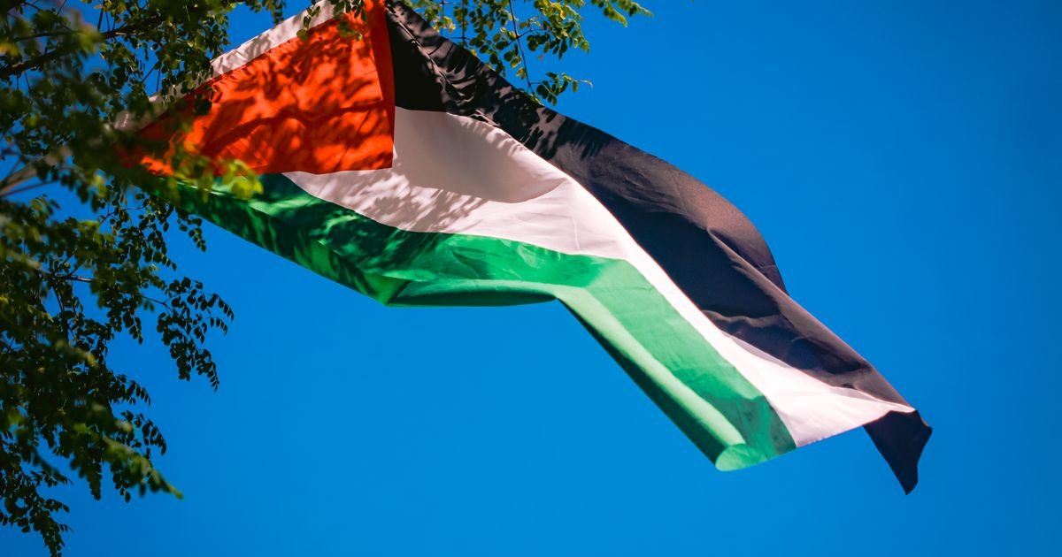 Bandeira da Palestina tremulando contra céu azul