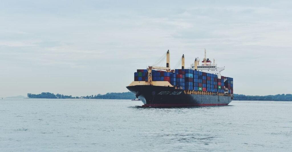 Navio cargueiro carregado de contêineres navega em mar aberto