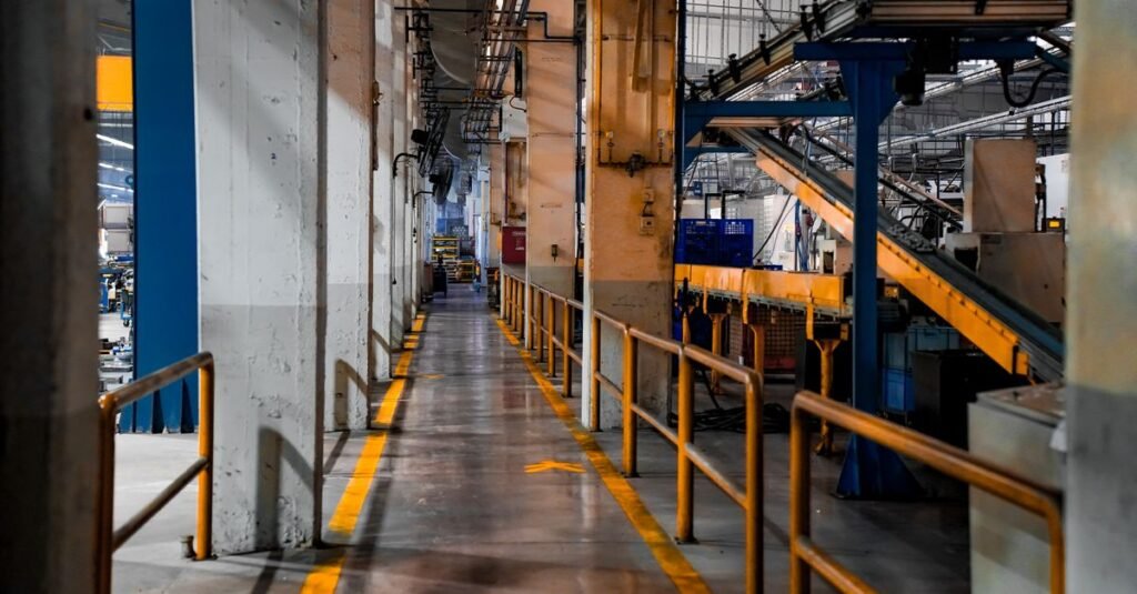 Interior de fabrica com esteiras e passarelas industriais