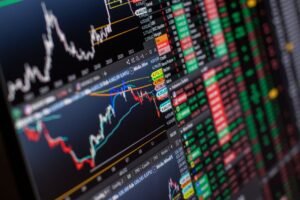 Ibovespa abre o segundo semestre em novo recorde e supera os 174 mil pontos