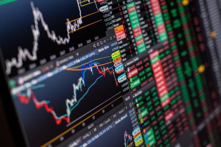 Ibovespa abre o segundo semestre em novo recorde e supera os 174 mil pontos