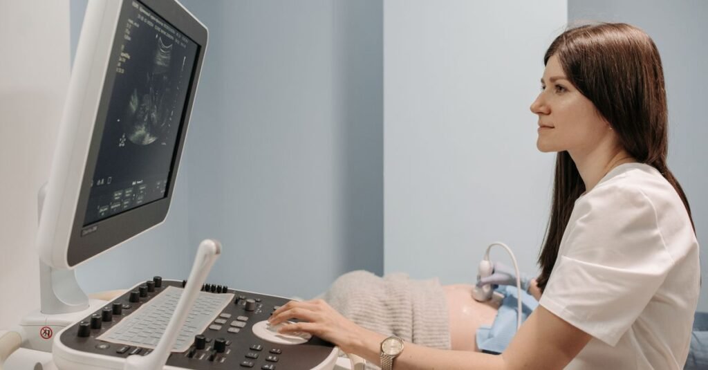 Médica realiza exame de ultrassom em paciente deitada