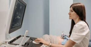 Médica realiza exame de ultrassom em paciente deitada
