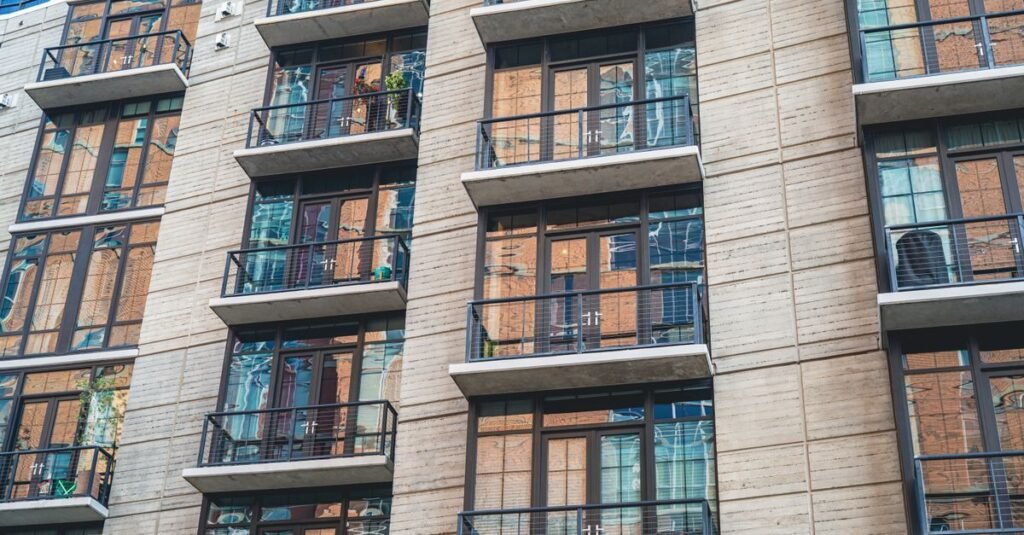 Fachada de prédio residencial com sacadas envidraçadas