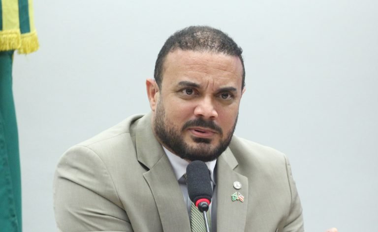 Deputado fala ao microfone durante reuniao de comissao na Camara dos Deputados