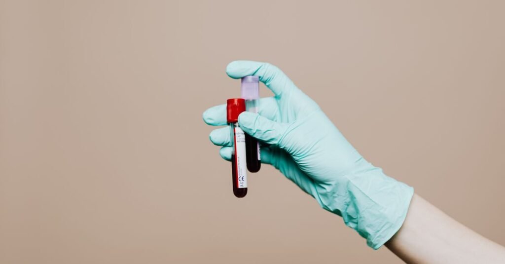 Mão com luva segura tubos de amostra de sangue para exame