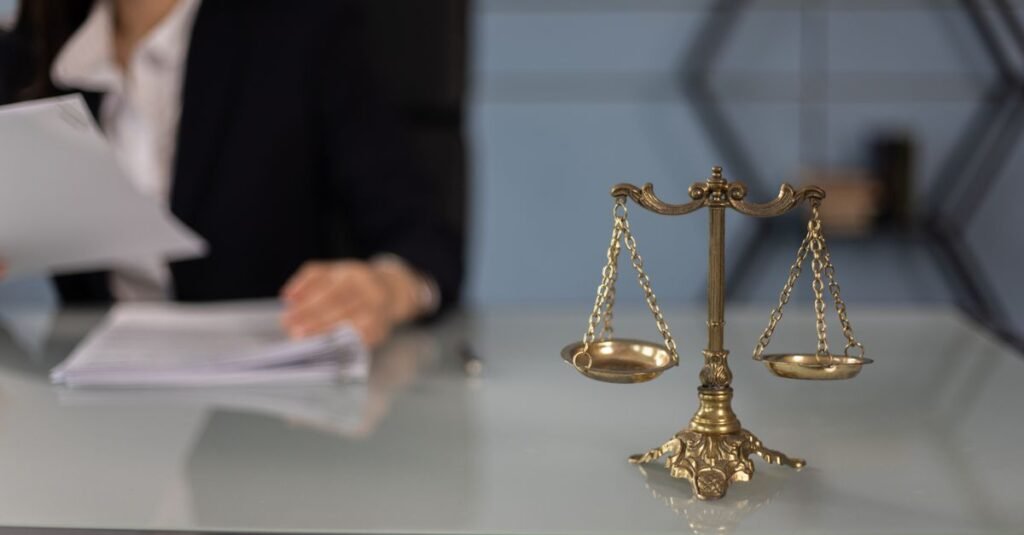 Balança dourada da Justiça sobre mesa de escritório