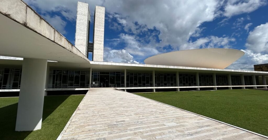 Congresso Nacional em Brasilia sob ceu azul com nuvens