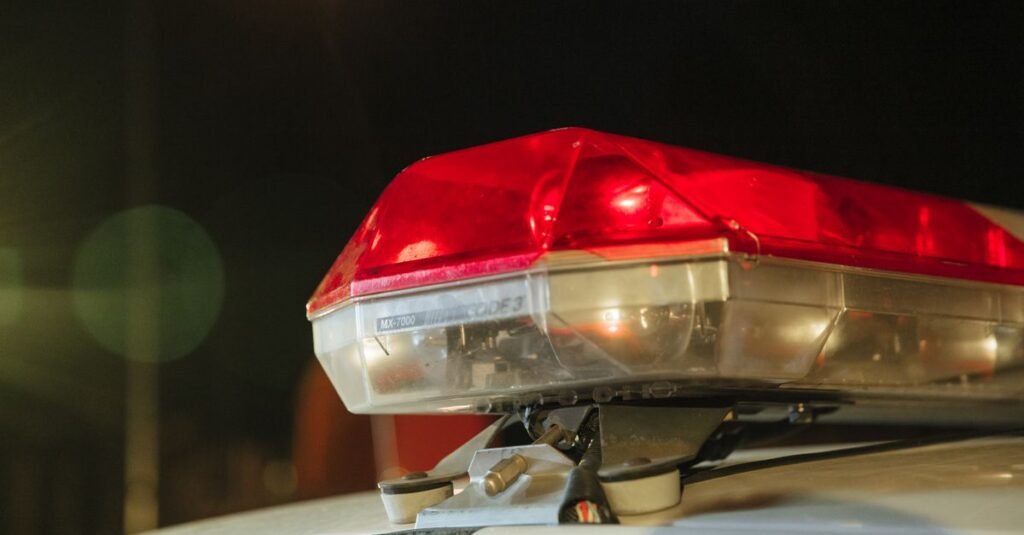 Giroflex vermelho de viatura policial aceso durante ronda noturna