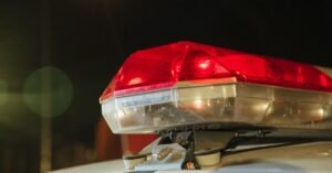 Giroflex vermelho de viatura policial aceso durante ronda noturna