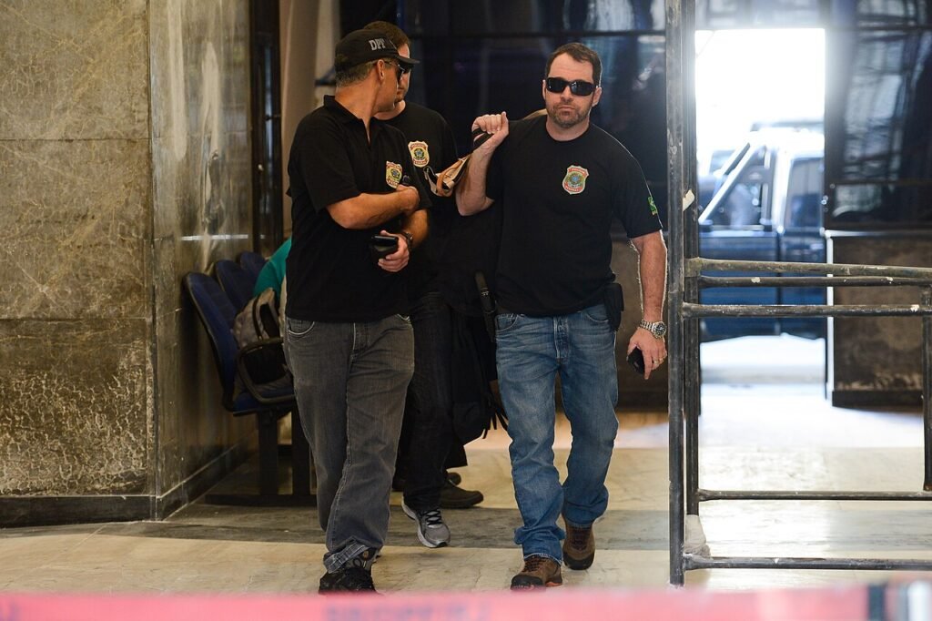 Agentes da Polícia Federal com o brasão da corporação na camisa durante operação