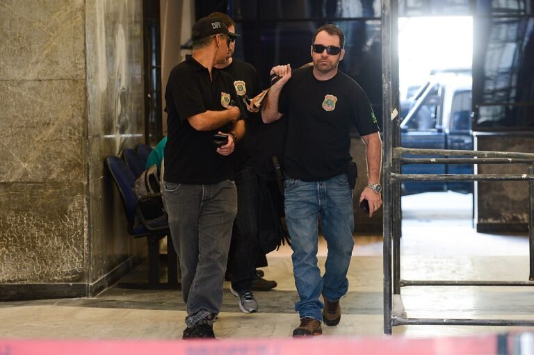 Agentes da Polícia Federal com o brasão da corporação na camisa durante operação