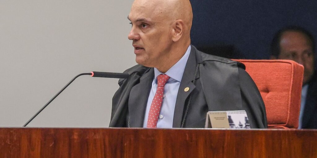 Ministro Alexandre de Moraes fala ao microfone durante sessao do STF