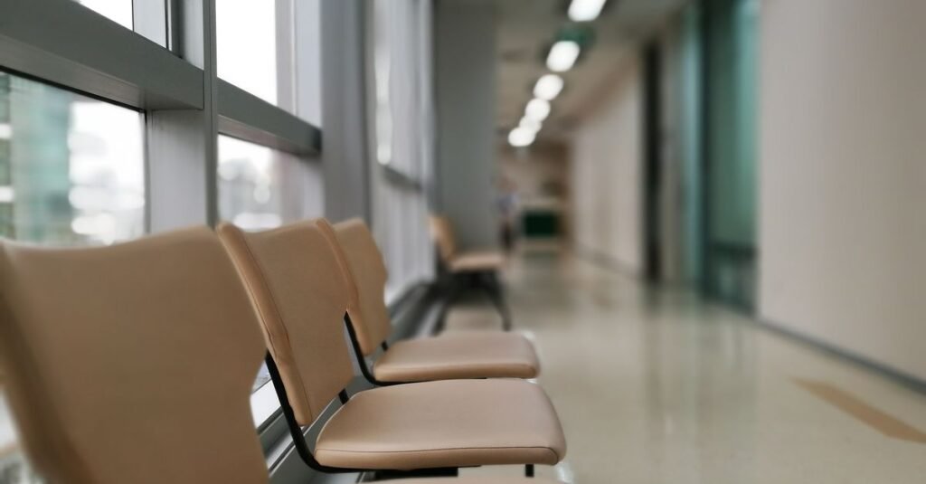 Cadeiras vazias em corredor de hospital