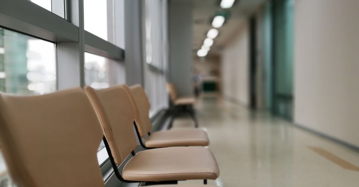 Cadeiras vazias em corredor de hospital