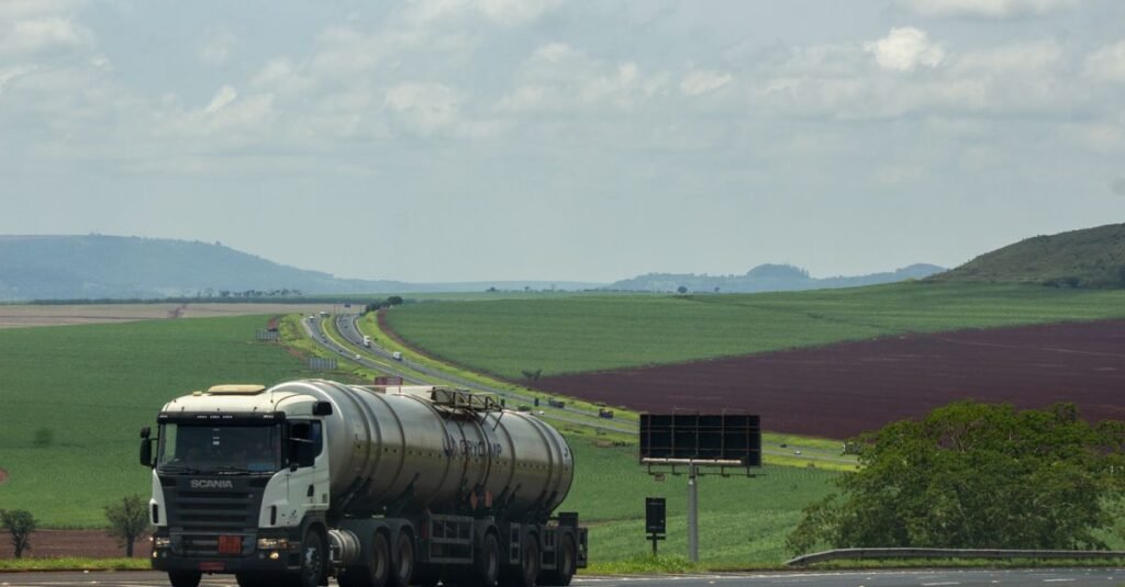 Caminhão-tanque em rodovia brasileira; MP do frete mínimo vai à sanção de Lula