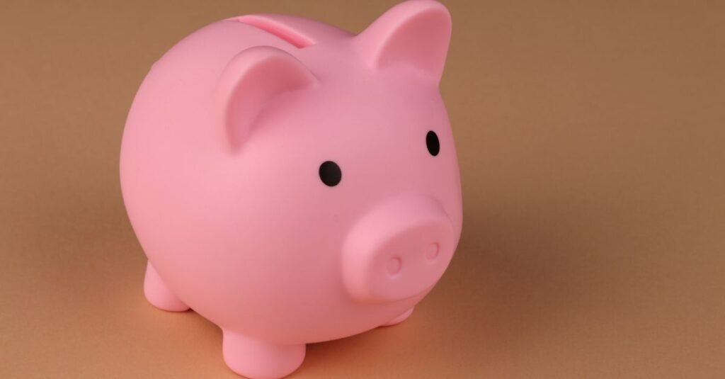 Cofrinho rosa simboliza a devolução de valores descontados de aposentados do INSS