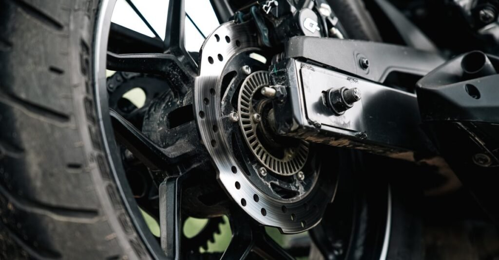 Detalhe da roda traseira e do freio a disco de uma motocicleta